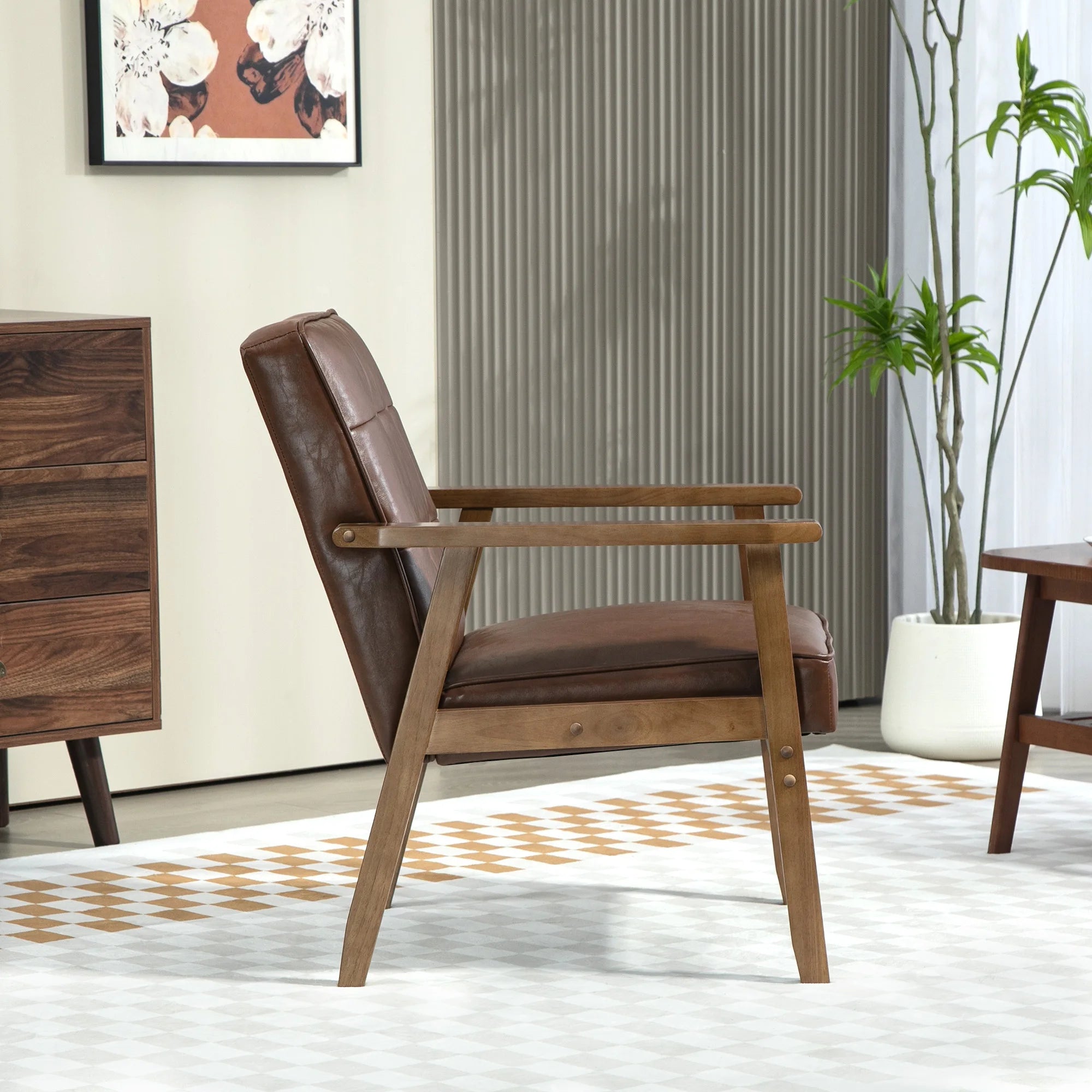 Fauteuil marron rembourré avec accoudoirs en bois