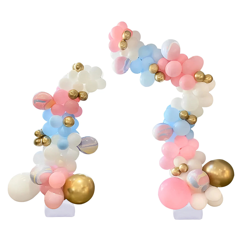 Demi-arche de ballons rose, bleu clair et or avec bases carrées blanches
