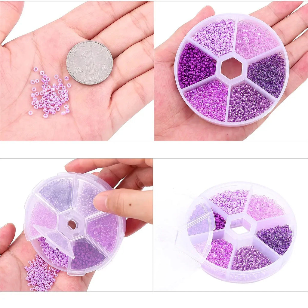 Boîte de perles de riz en verre violet, avec poignée de perles sur la main