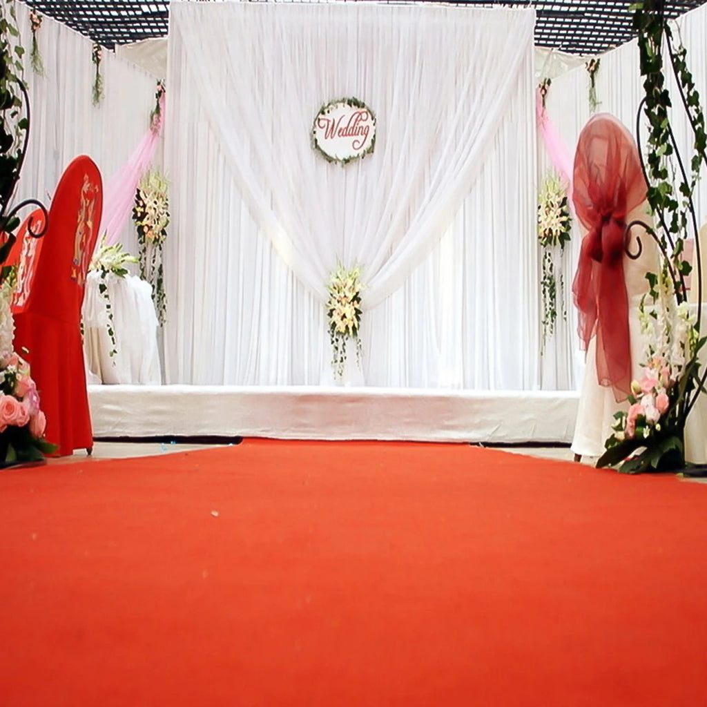 Exemple de rideau blanc dans un décor de mariage fleuri