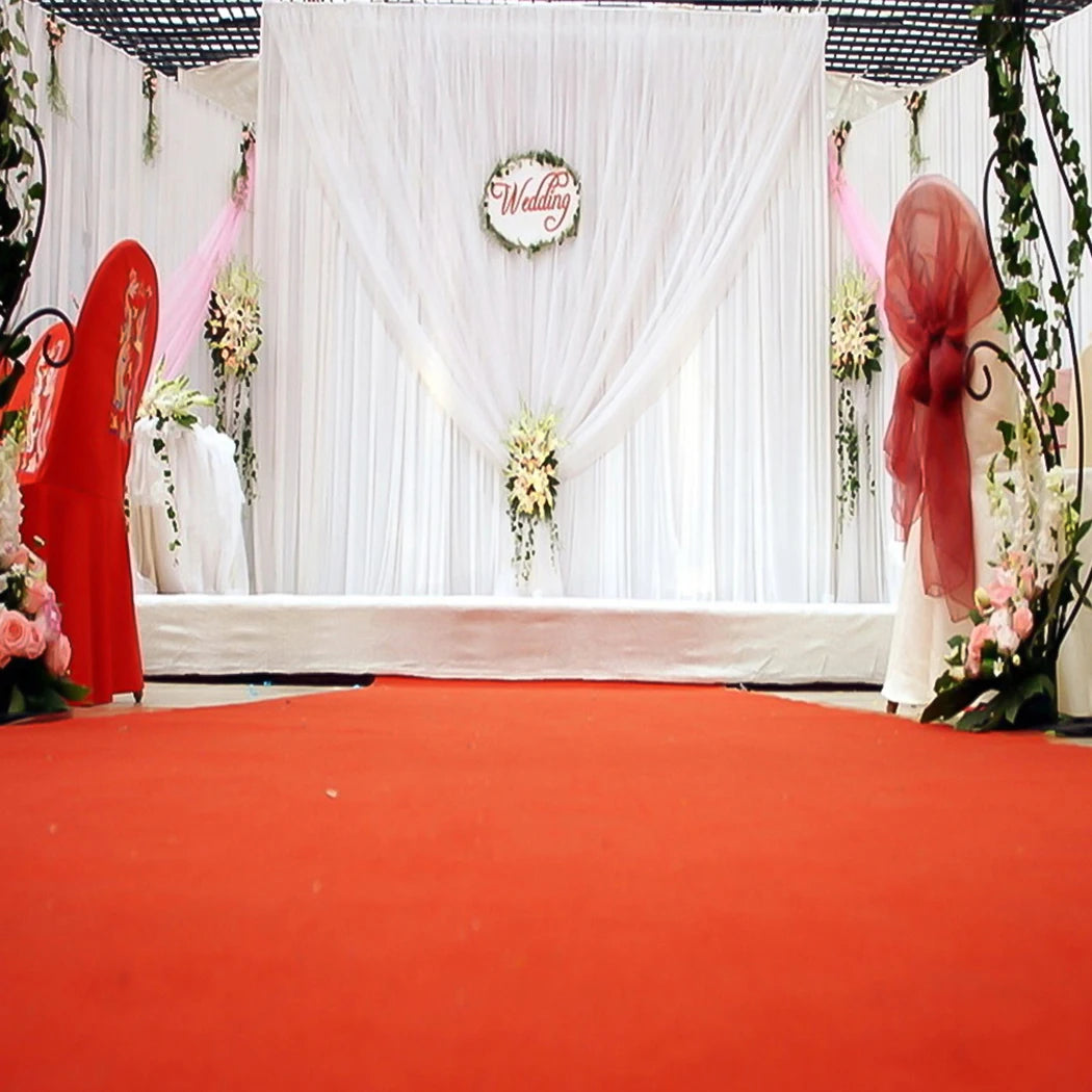 Exemple de rideau blanc dans un décor de mariage fleuri