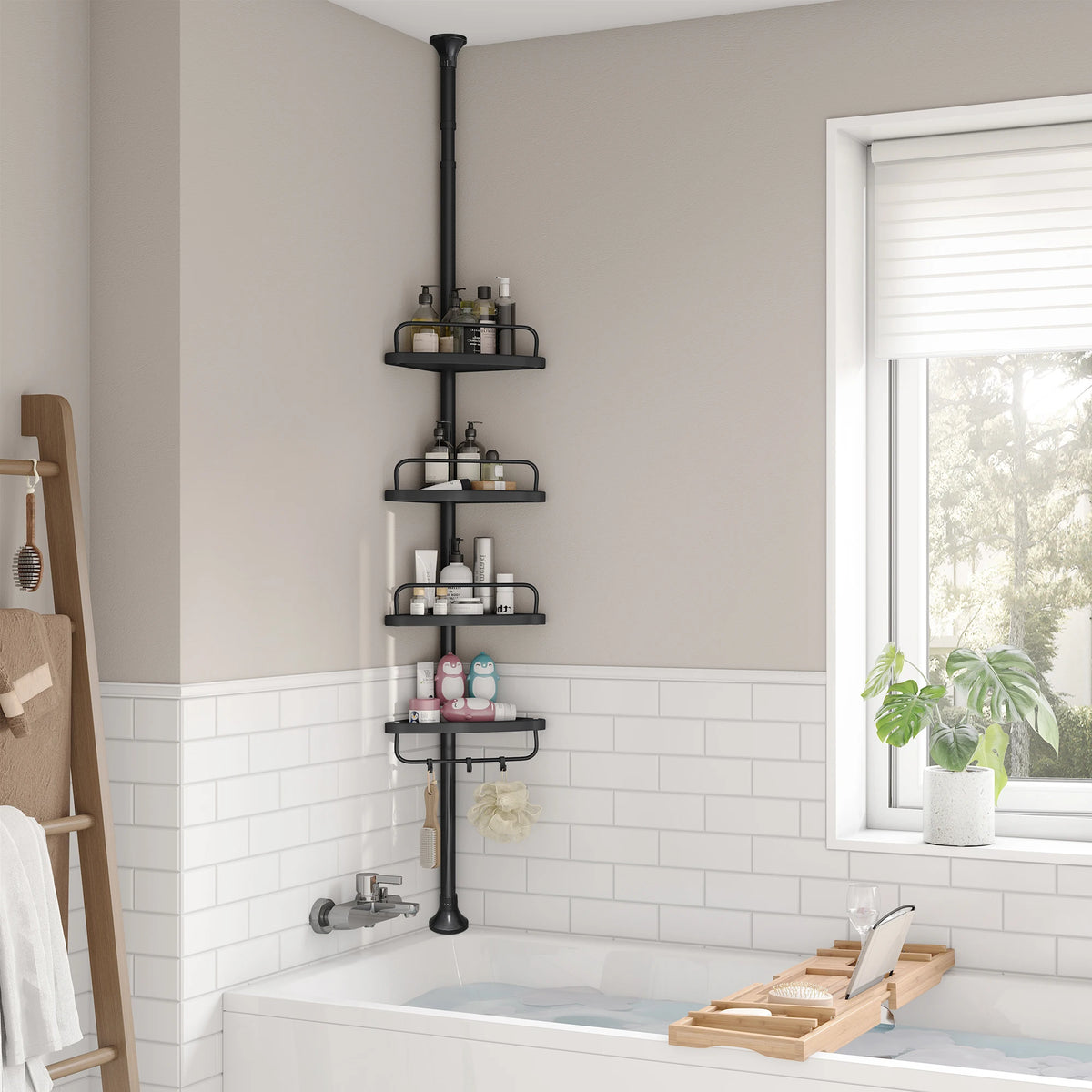 Étagère de douche noire, 4 niveaux télescopiques — étagère noire installée près d’une baignoire