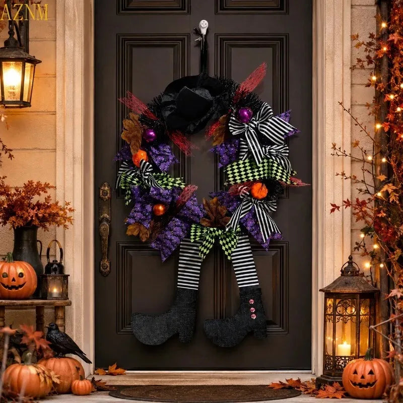 Couronne de porte Halloween avec jambes de sorcière — sur une porte claire