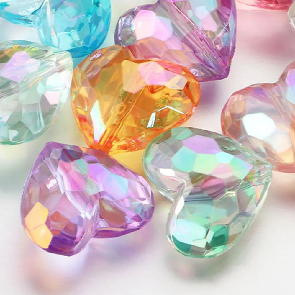 Gros plan sur les facettes des perles cœur multicolores
