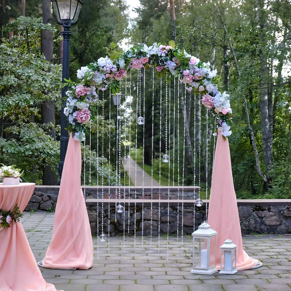 Arche arrondie dorée en métal : arche avec tissu rose.