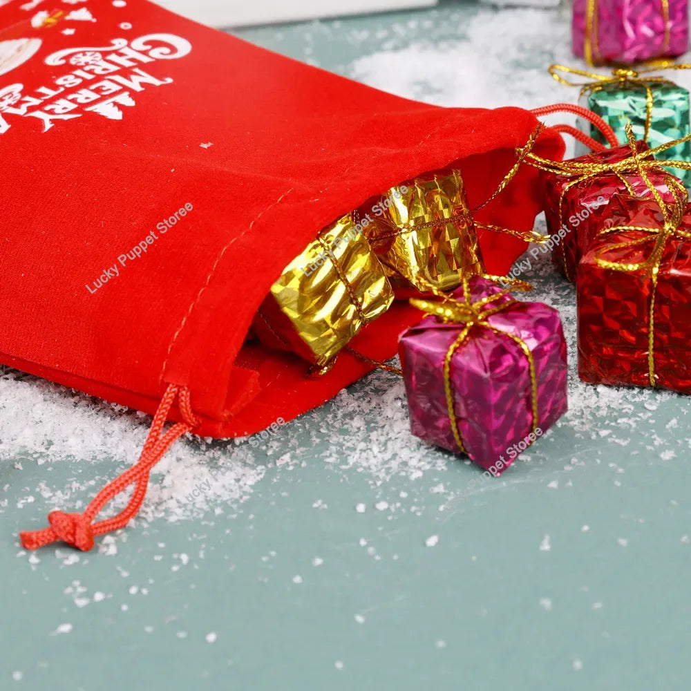 Détail du tissu rouge et du cordon d’une pochette de Noël