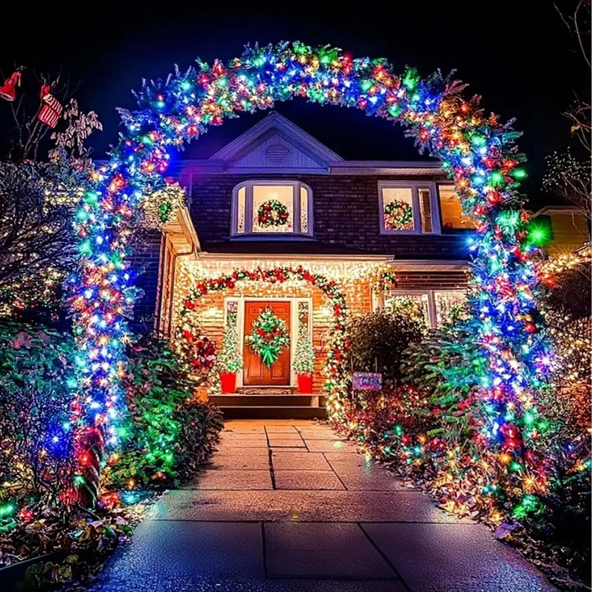 Arche arrondie dorée en métal : exemple de mise en lumière festive.
