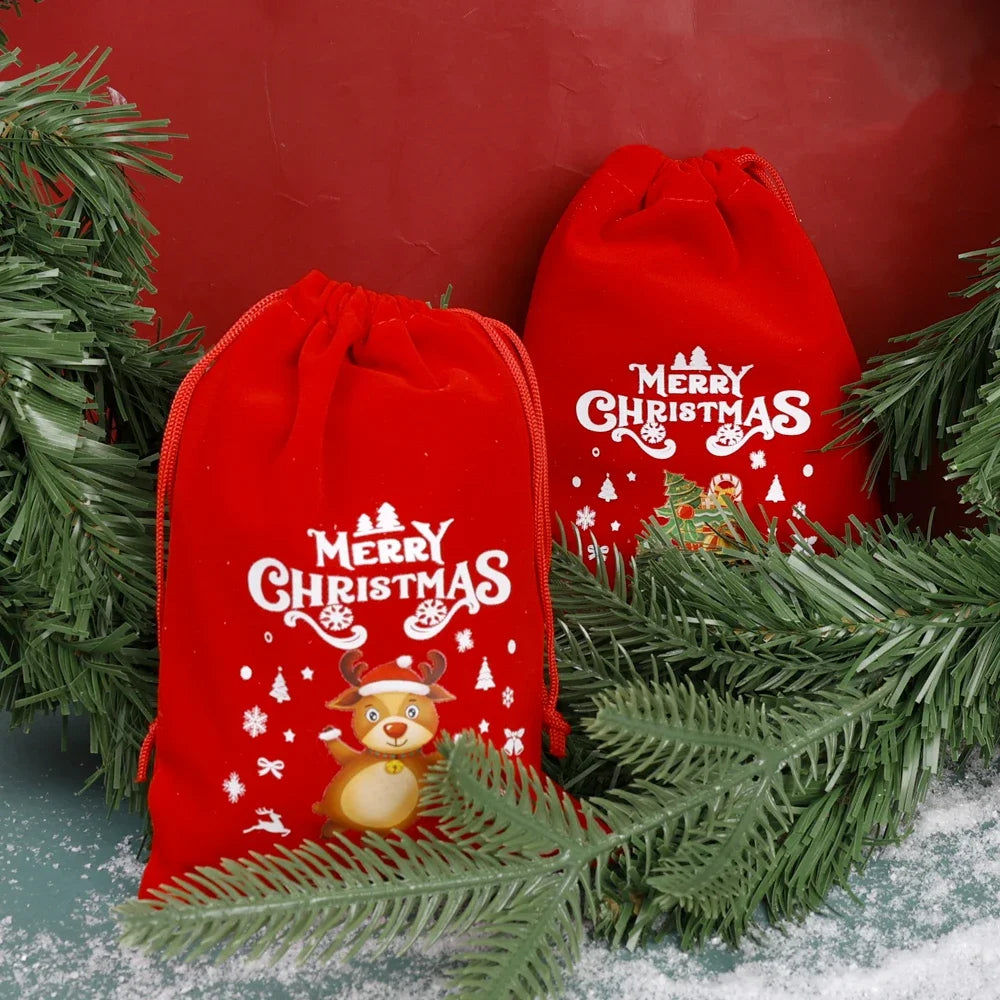 Duo de pochettes cadeaux rouges devant un sapin