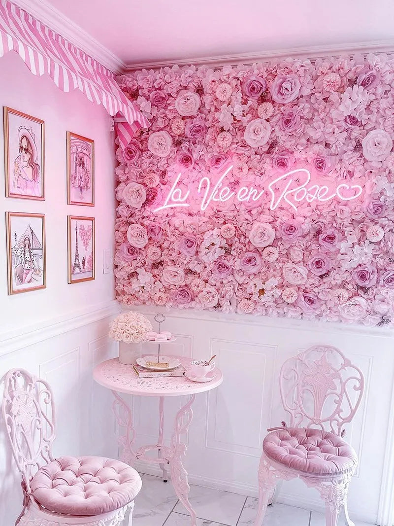 Mur de fleurs roses dans un coin photo