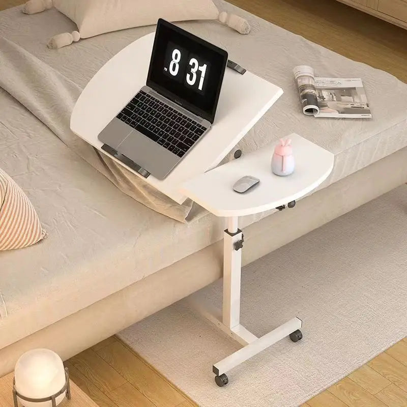 Bureau mobile blanc à plateau inclinable pour ordinateur — en usage près du canapé