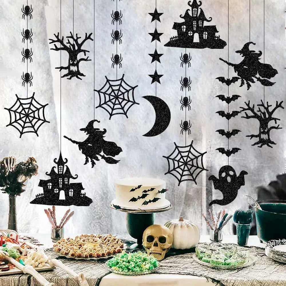 Motifs Halloween suspendus au-dessus d’un buffet décoré