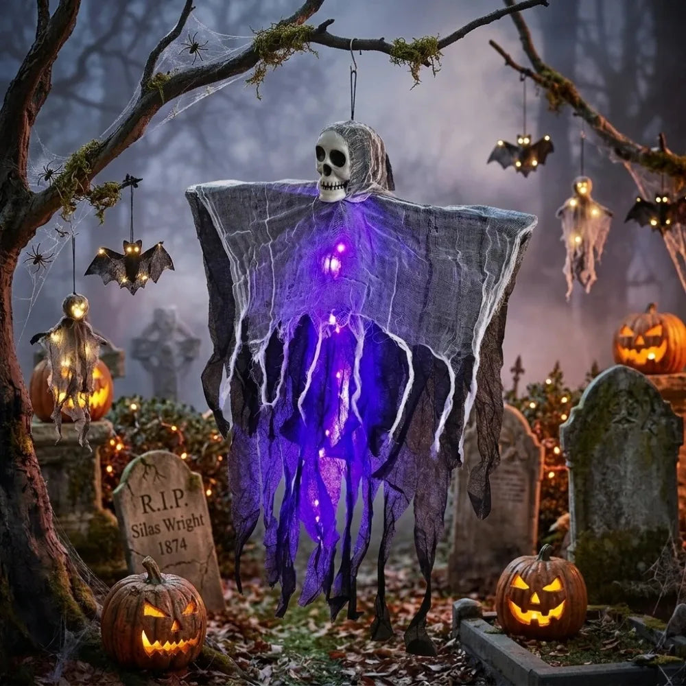 Squelette fantôme lumineux à suspendre pour Halloween : suspension violette dans un décor extérieur.