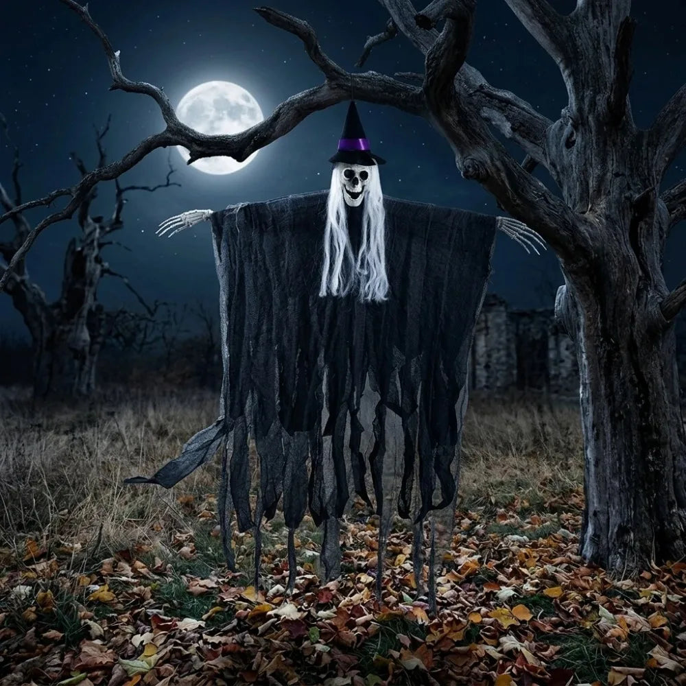 Sorcière squelette à suspendre pour Halloween : modèle noir dans un décor nocturne.
