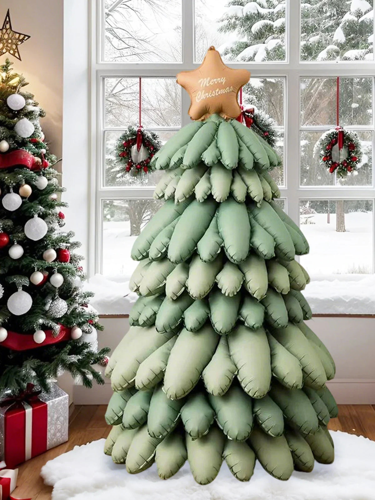 Ballon sapin vert dans un décor de Noël