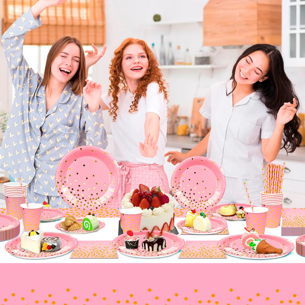 Vaisselle de fête rose et dorée à pois : mise en scène pour un anniversaire.