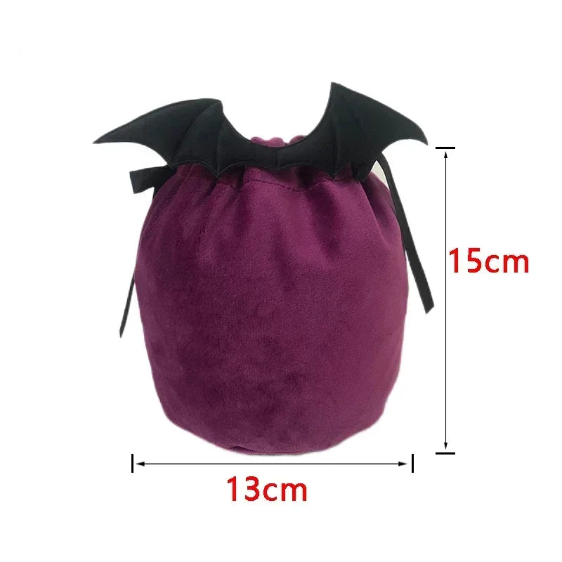 Dimensions illustrées de 13 × 15 cm sur une pochette Halloween
