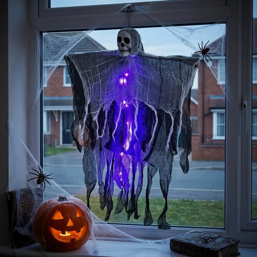 Squelette fantôme lumineux à suspendre pour Halloween : modèle violet devant une fenêtre.
