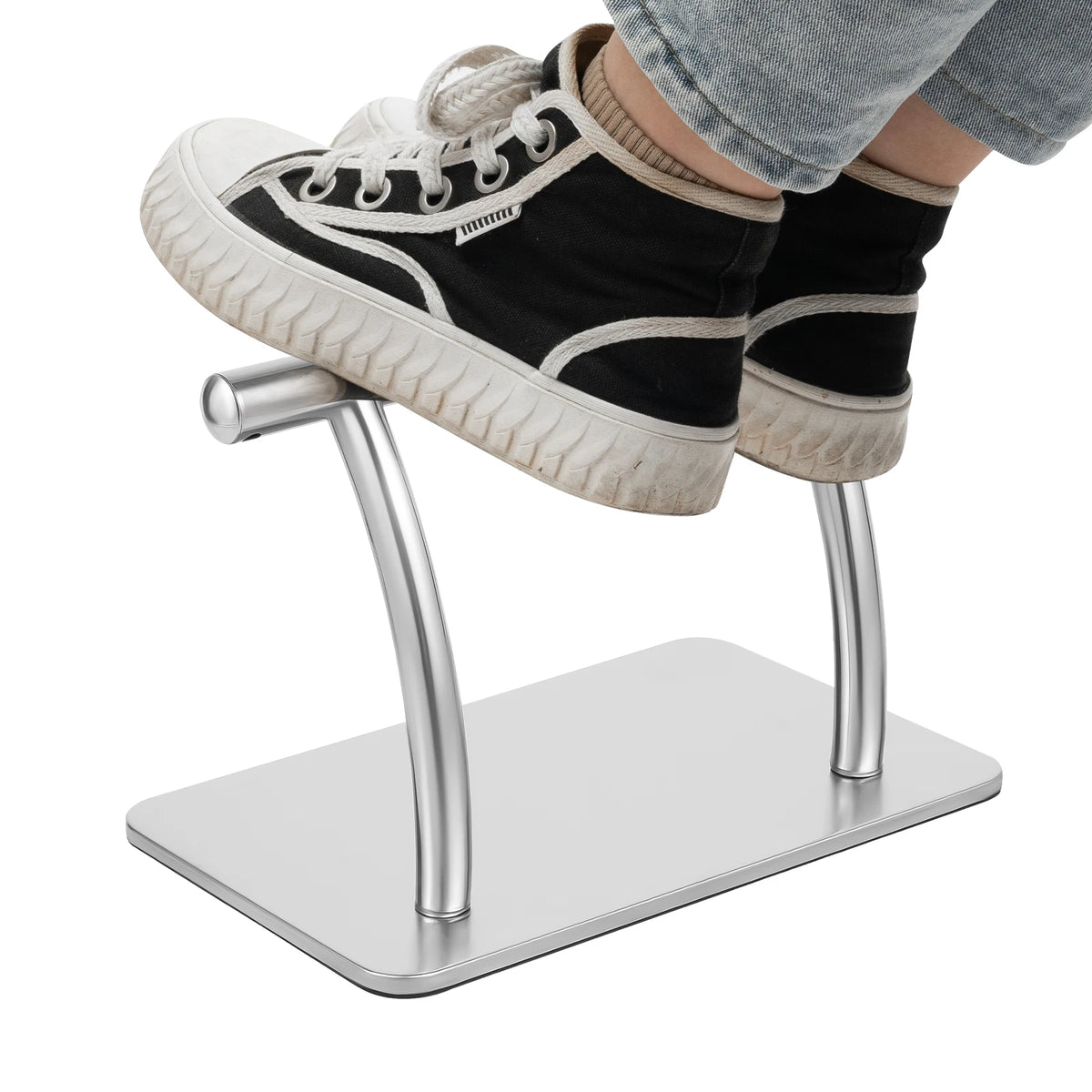 Repose-pieds de bureau en acier inoxydable argenté — pieds posés sur la barre