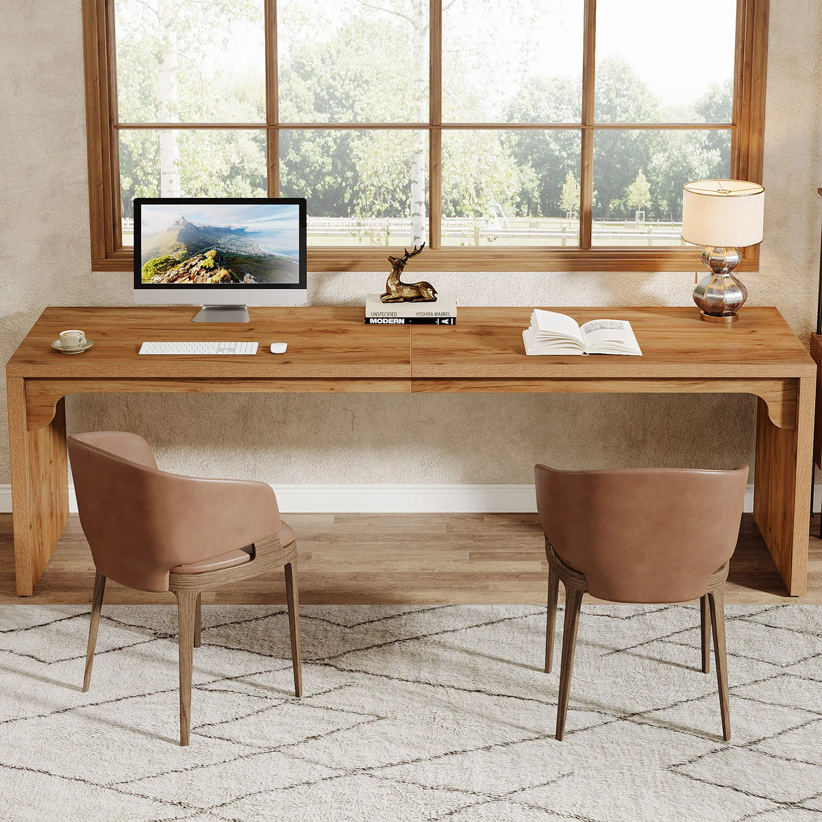 Bureau en bois brun, plateau rectangulaire sous une lampe et deux chaises assorties.