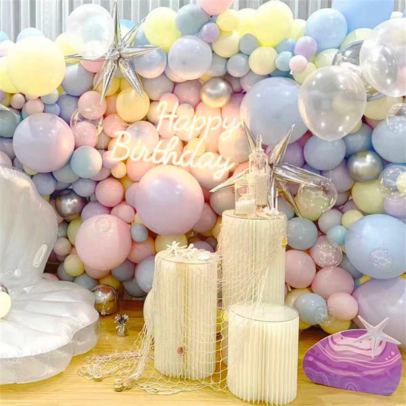 Colonne décorative pliante en papier blanc : colonnes avec ballons multicolores.