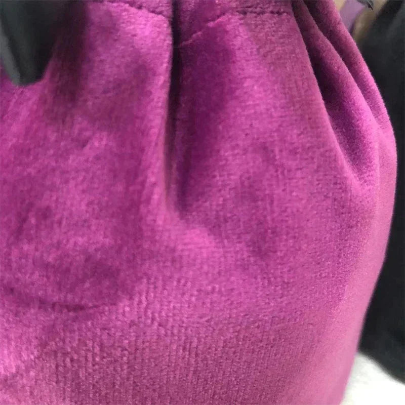 Détail du tissu à l’aspect velouté d’une pochette Halloween