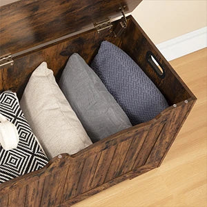 Coffre de rangement en bois brun foncé, intérieur rembourré et sangles d’arrimage