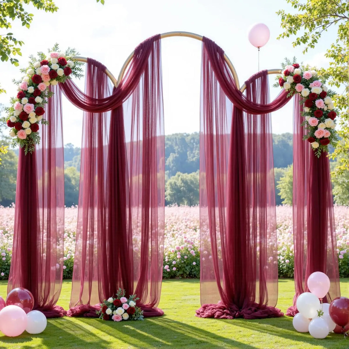 Rideaux en tulle bordeaux transparents, arche extérieure avec panneaux verticals
