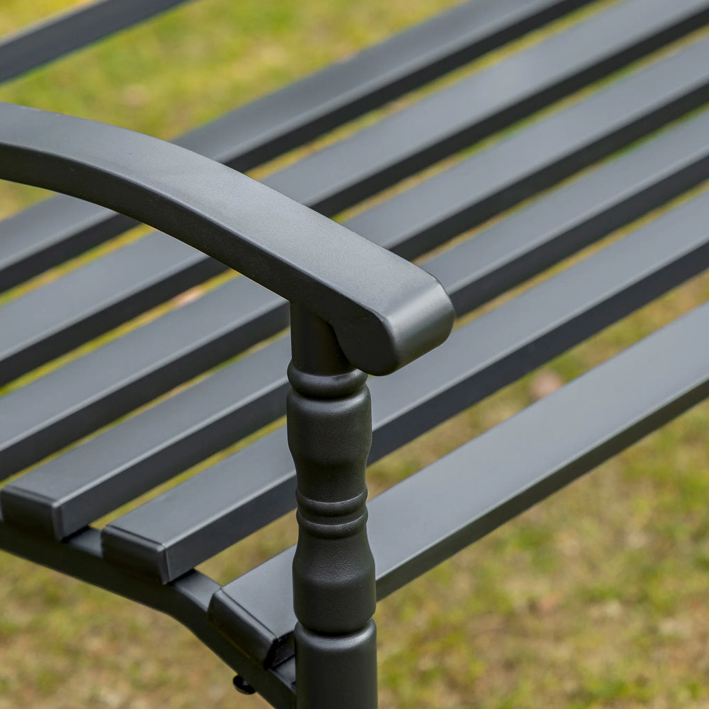 Accoudoir courbé noir du banc de jardin, profil arrondi et détails sur la structure