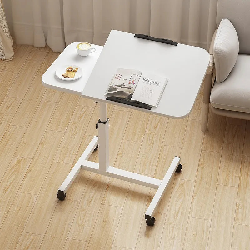 Bureau mobile blanc à plateau inclinable pour ordinateur — avec un livre