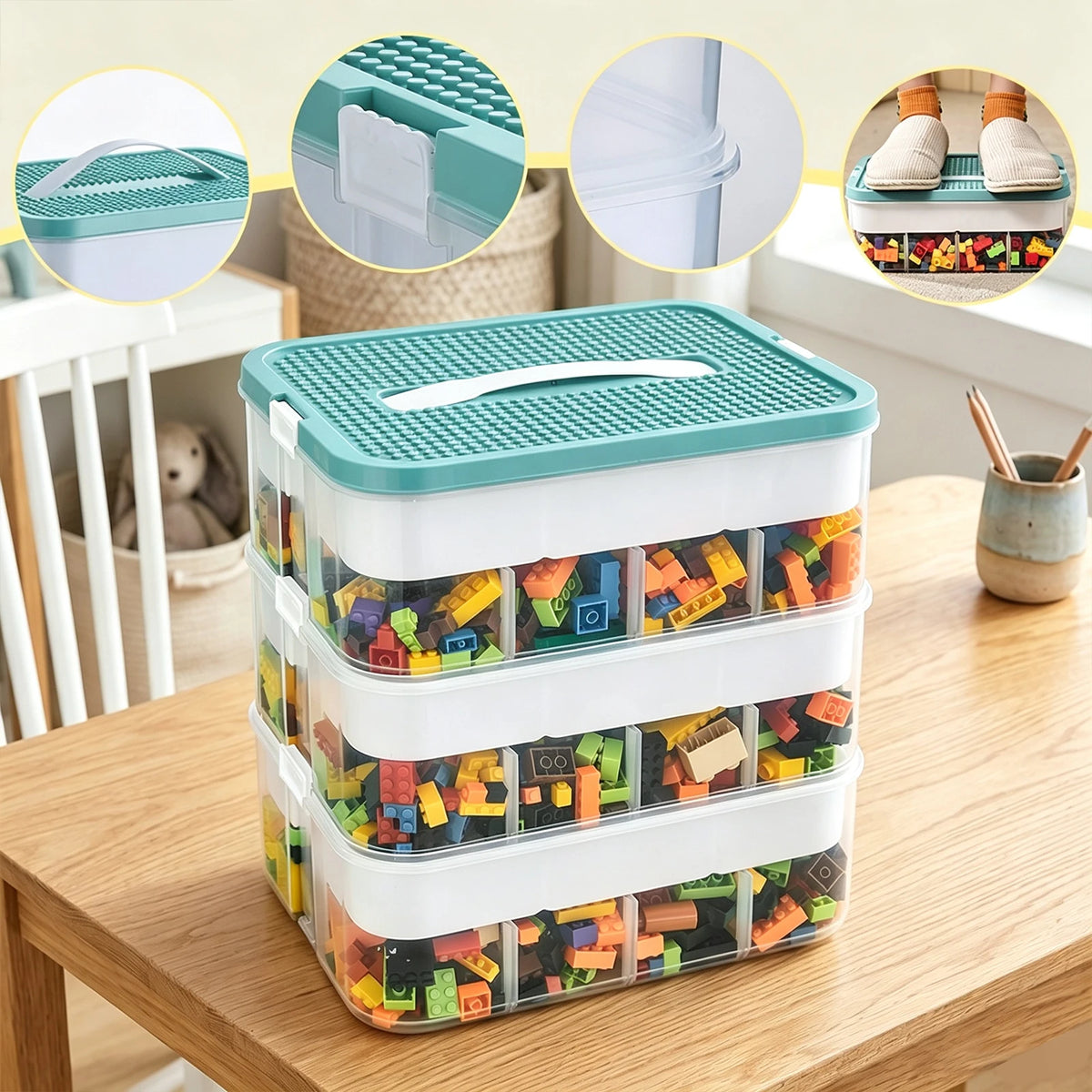 Boîte de rangement plastique à 3 niveaux, couvercle turquoise, blocs multicolores visibles.