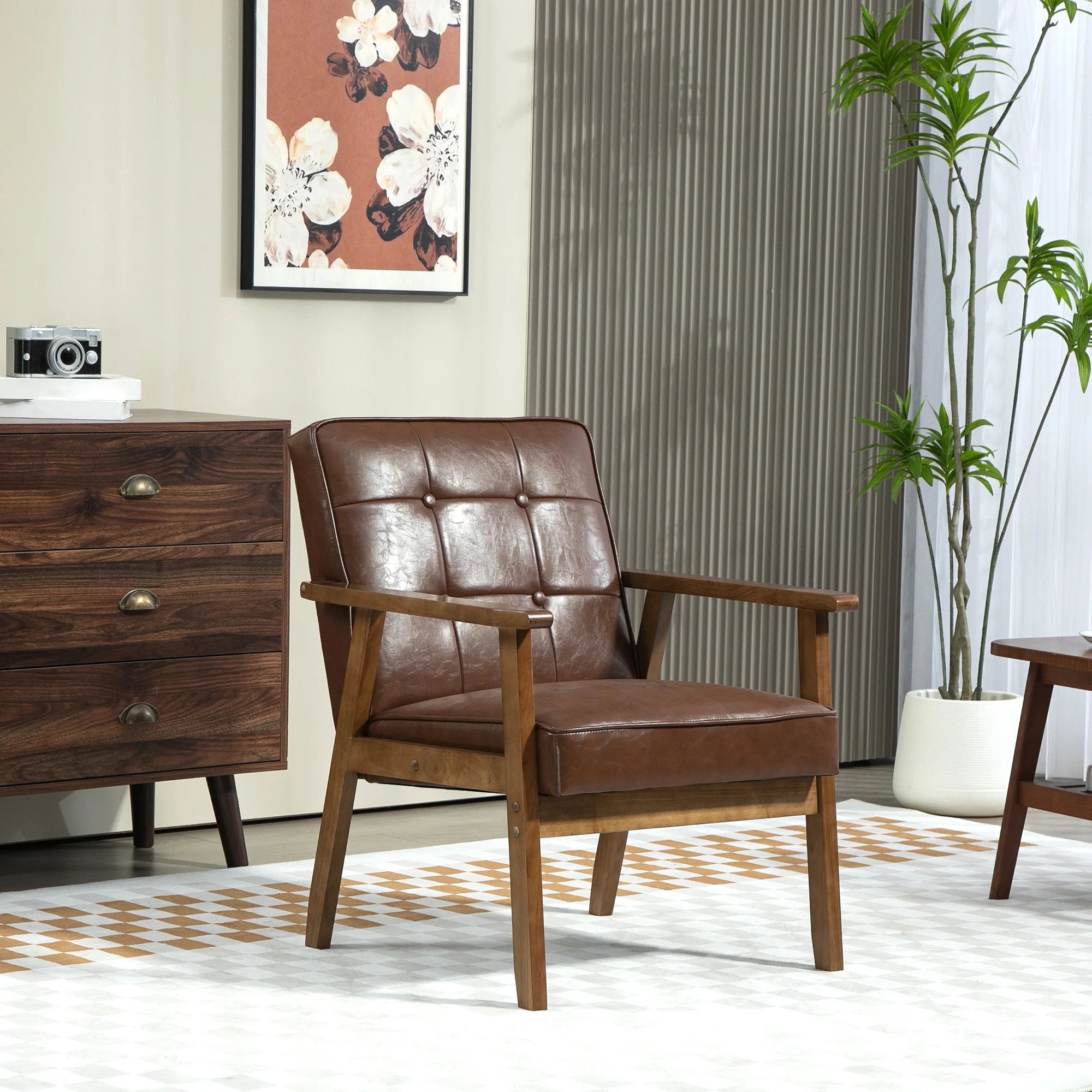 Fauteuil marron rembourré avec accoudoirs en bois