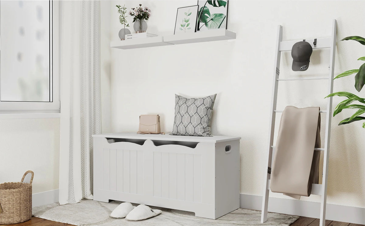 Coffre de rangement blanc avec panneau latéral strié, vue dans un intérieur clair