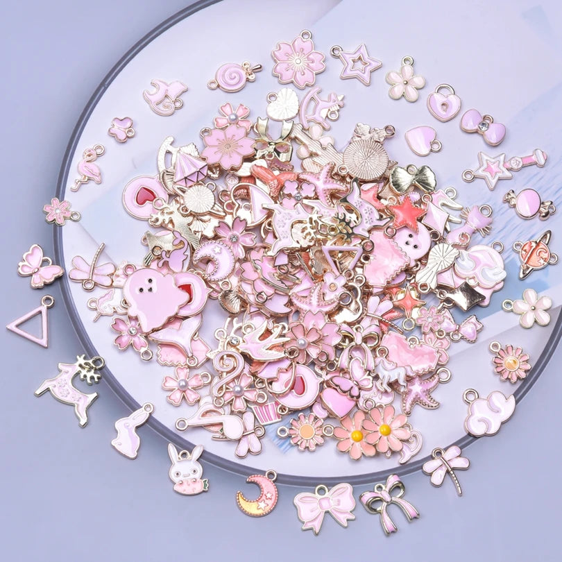Breloques roses assorties présentées sur un plateau