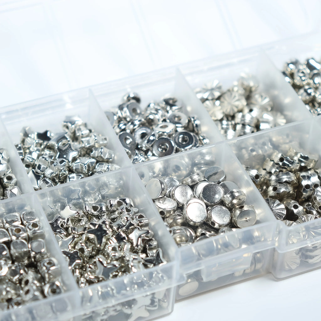 Gros plan de perles DIY argentées dans des compartiments, pour création de bijoux