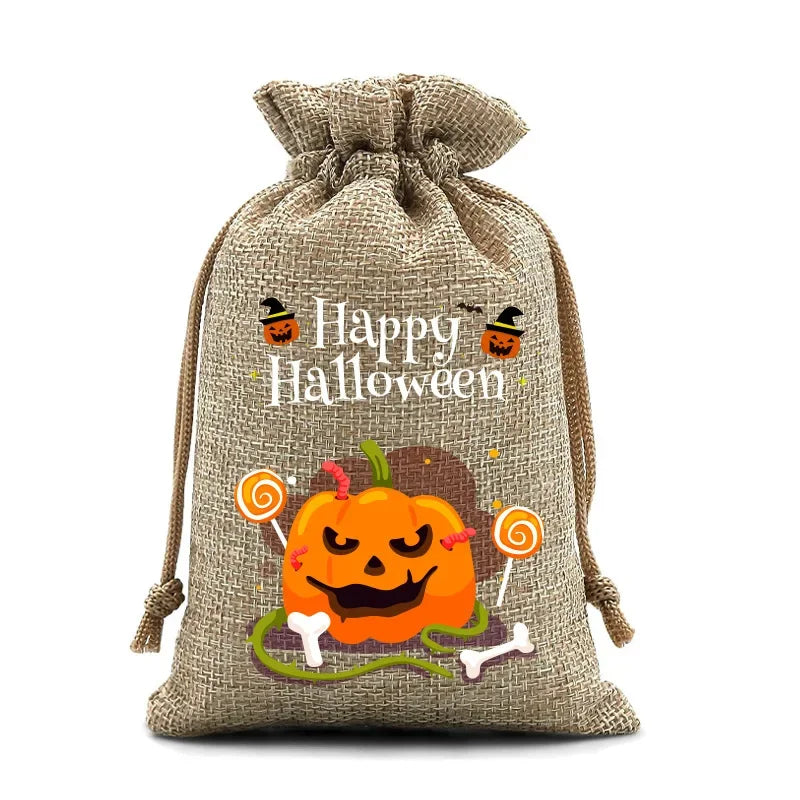 Détail d’un sachet beige à citrouille et inscription Halloween