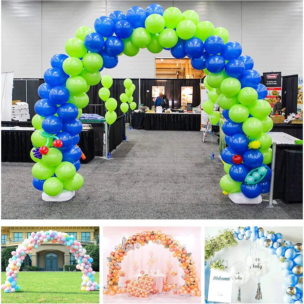 Arche de ballons dégradés bleu et vert avec supports blancs pour décoration