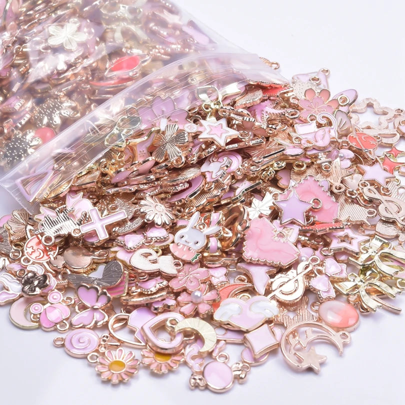 Assortiment de breloques roses en métal pour fabrication de bijoux