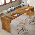 Bureau en bois brun double, deux écrans et espace de travail avec lampes.