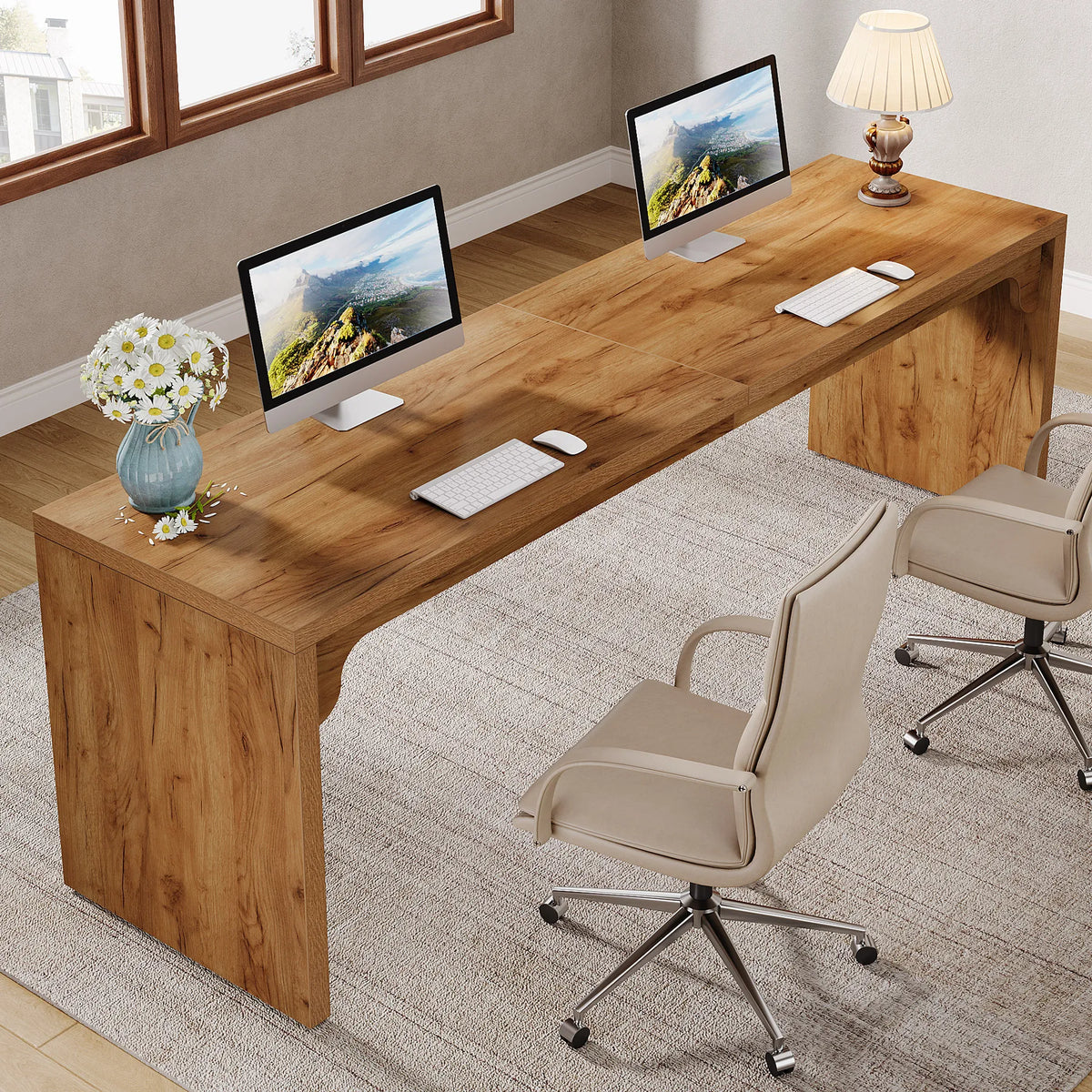 Bureau en bois brun double, deux écrans et espace de travail avec lampes.