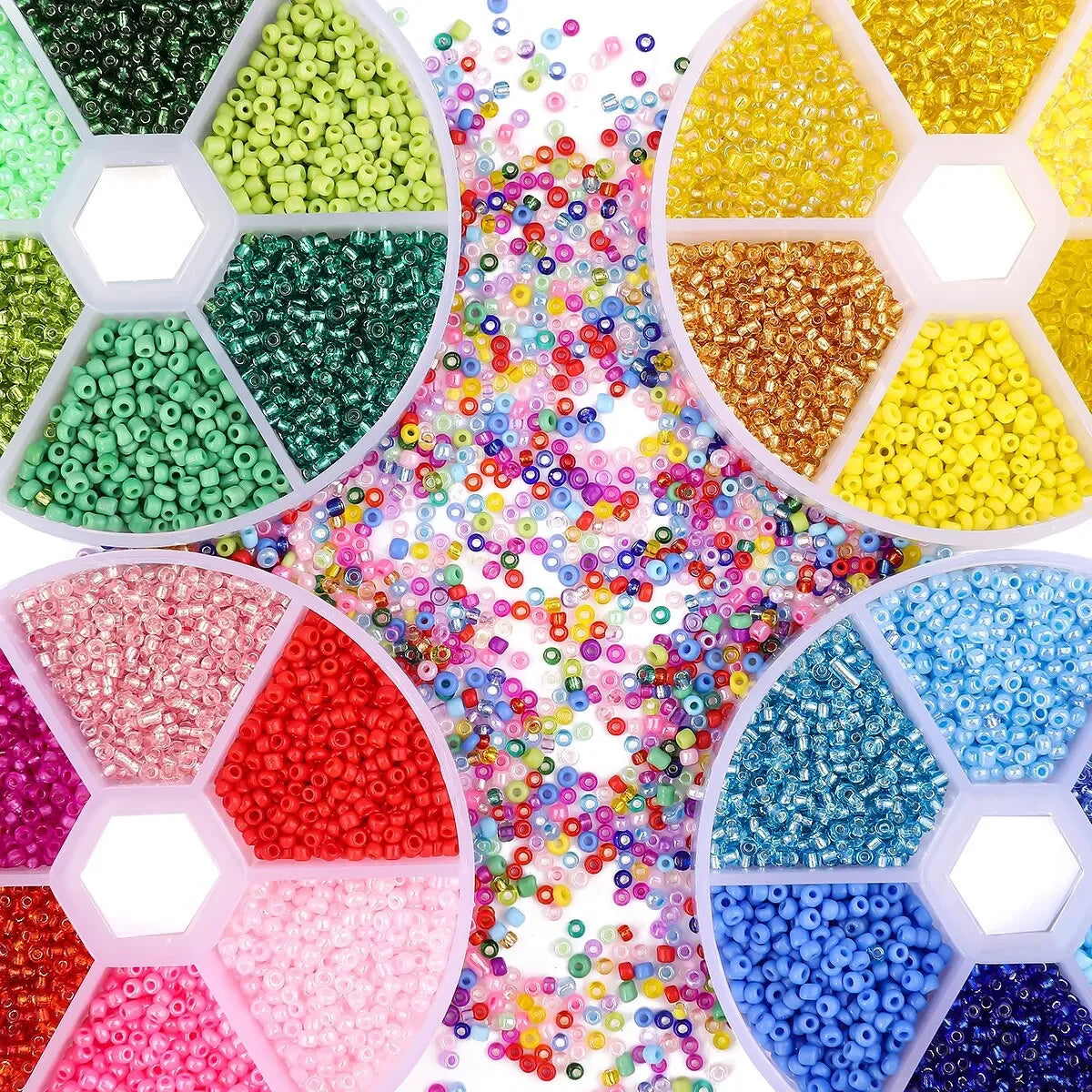 Coffret de perles de riz en verre multicolores, alvéoles hexagonales pleines.