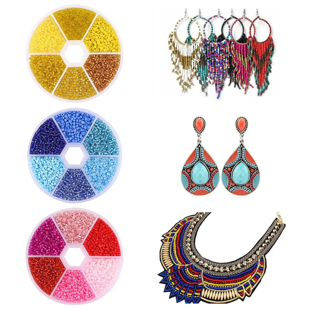 Boîtes de perles de riz en verre avec exemples de boucles d’oreilles et collier.
