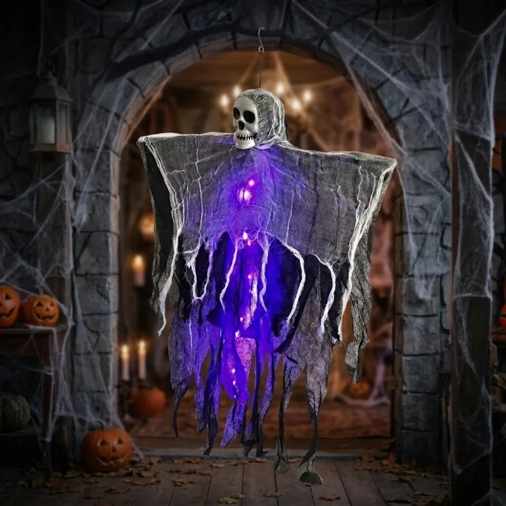 Squelette fantôme lumineux à suspendre pour Halloween : modèle violet dans un décor de pierre.