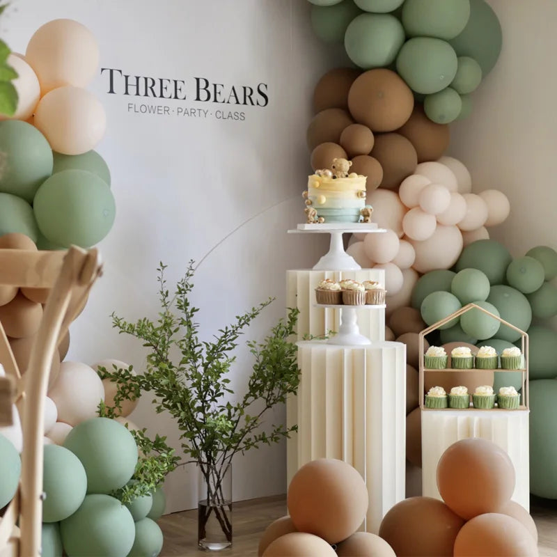 Colonne décorative pliante en papier blanc : décor de fête aux tons naturels.