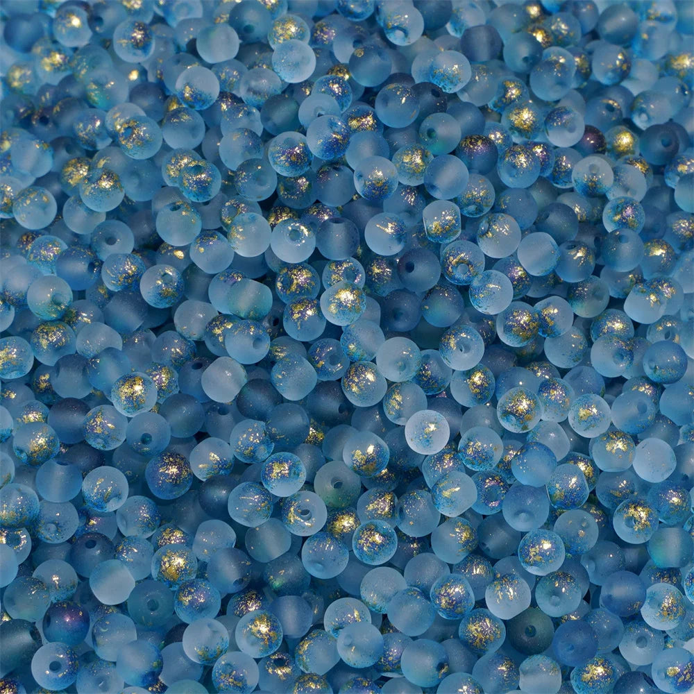 Gros plan sur des perles bleues en verre à effet doré
