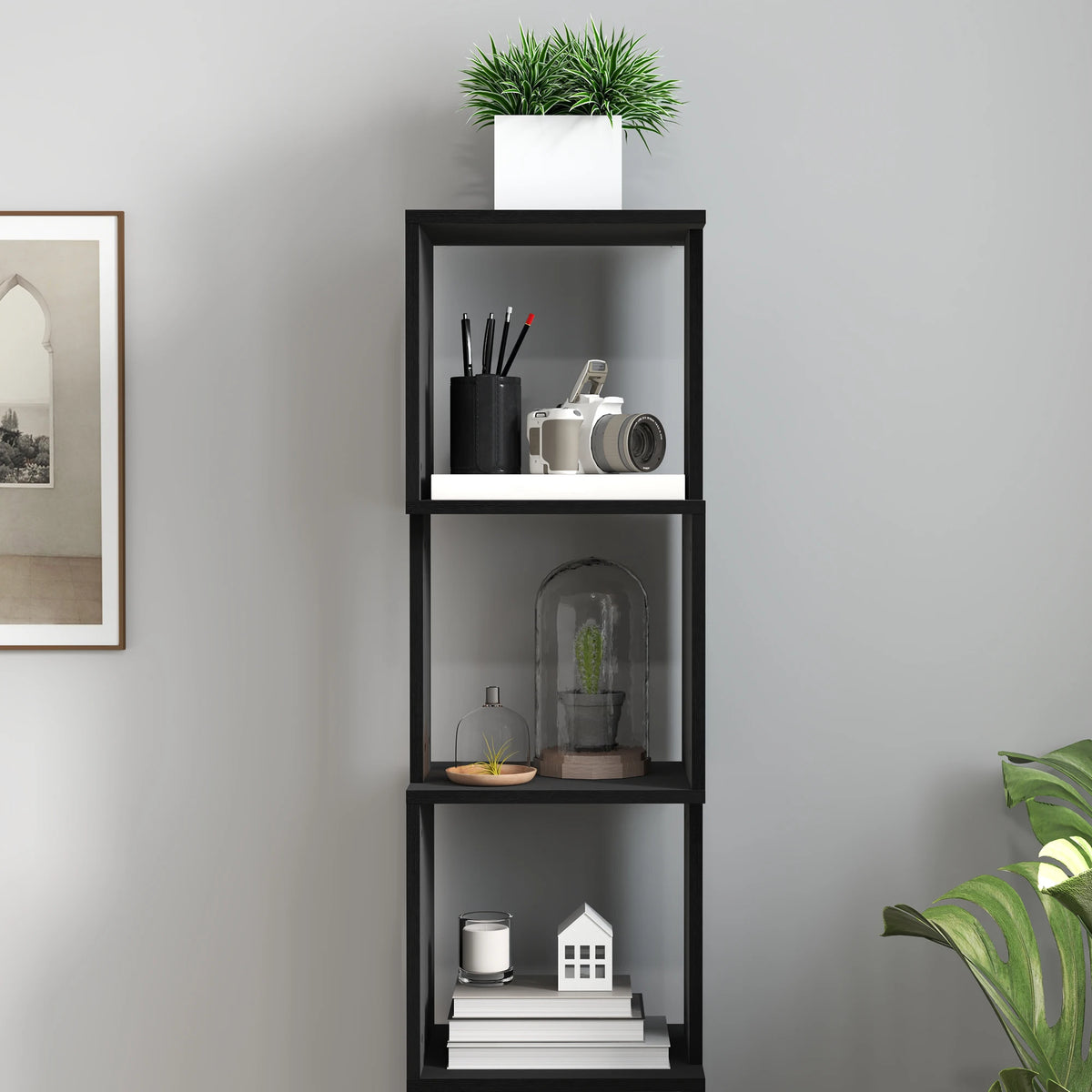 Bibliothèque étroite noire à 5 niveaux, hauteur 161 cm — livres exposés