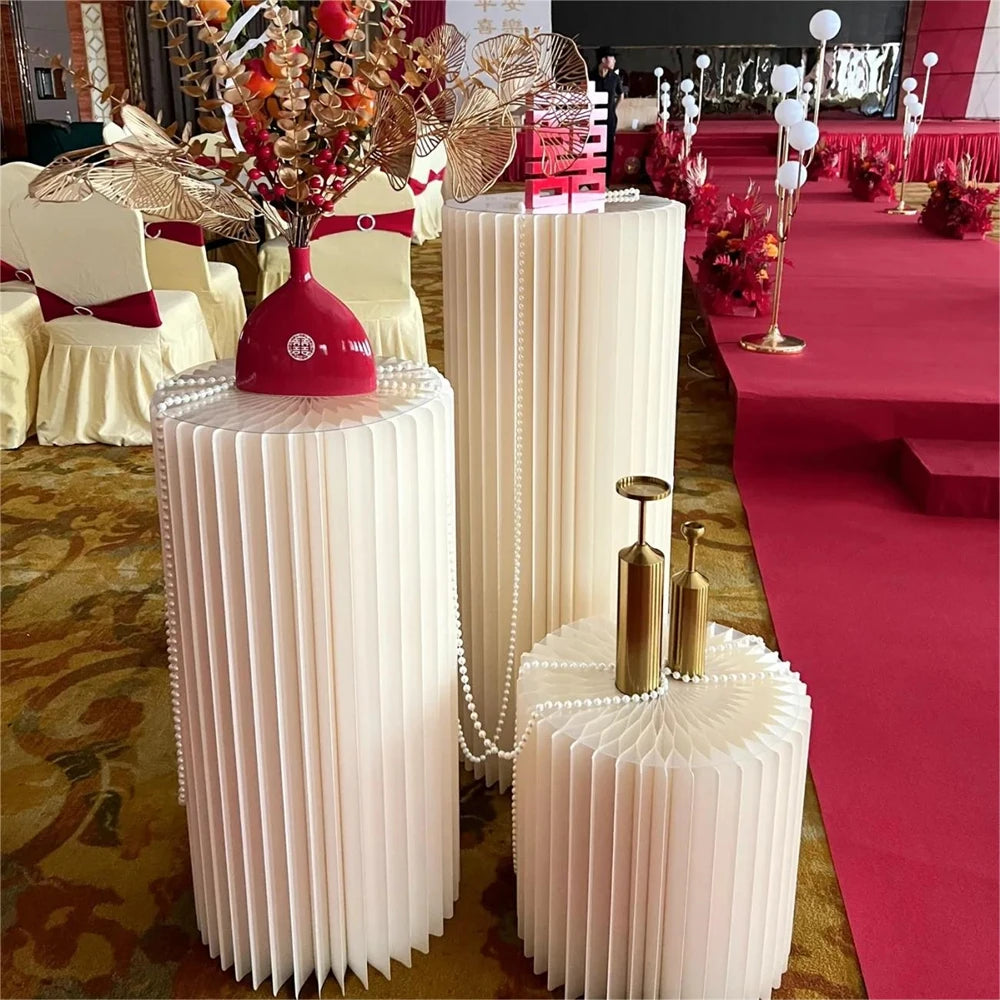 Colonne décorative pliante en papier blanc : colonnes blanches dans un décor de réception.