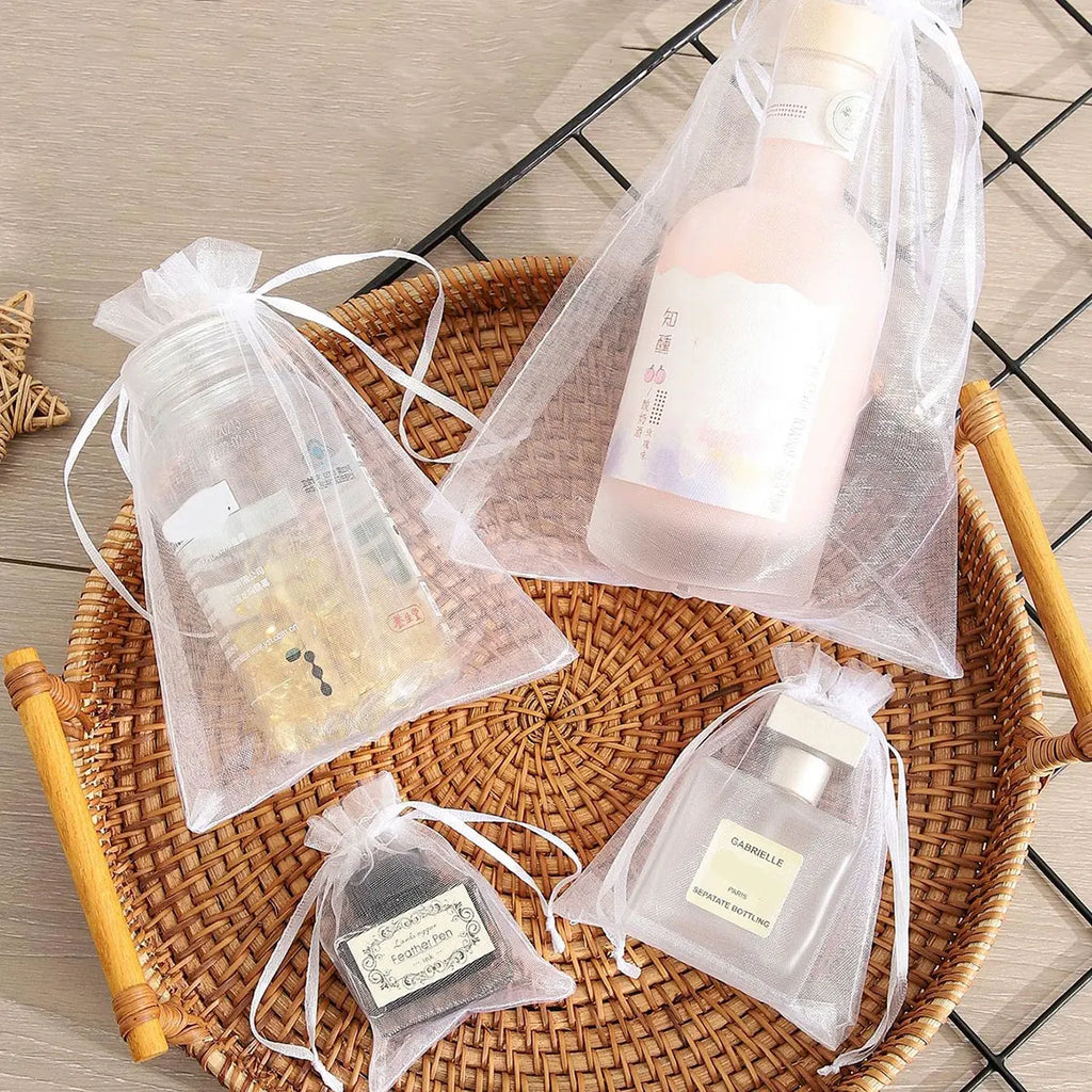 Pochettes cadeaux en organza blanc avec exemples de contenu