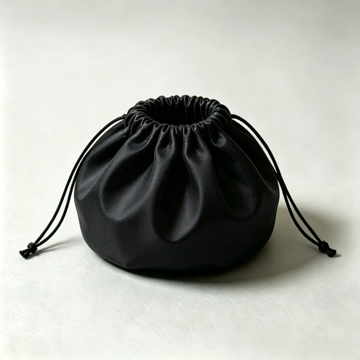 Masque de personnage âgé à foulard rouge pour Halloween : pochette noire à cordon vendue comme option distincte.