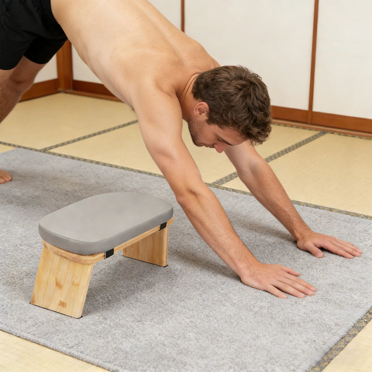 Banc de méditation pliable en bambou avec assise rembourrée — déploiement des pieds