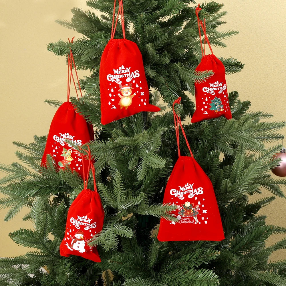 Pochettes de Noël à motifs festifs sur un sapin
